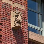 Beeldhouwwerk (Zuid-Hollandlaan): een van de koppen/maskers.
<br/>
Marcel Westhoff, juni 2018